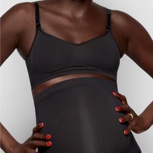 SKIMS Maternity Sculpting Nursing Bra - Onyx